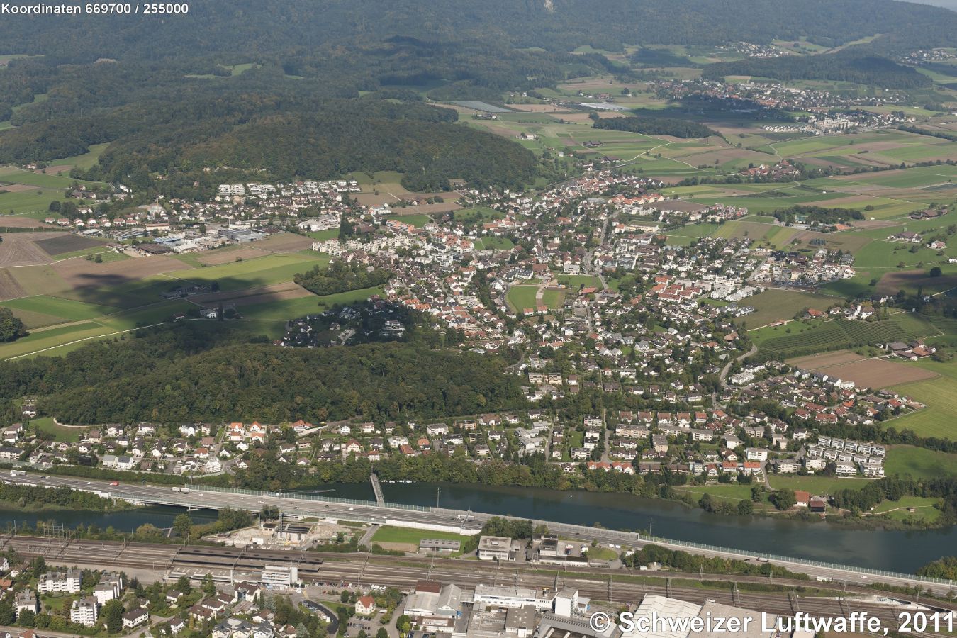 Würenlos im Bildzentrum (Position: 2'669'715.96, 1'255'051.23). Vordergrund: Bahnhof Killwangen-Spreitenbach, Autobahn A1, Limmat. Gegen rechte obere Bildecke: Otelfingen